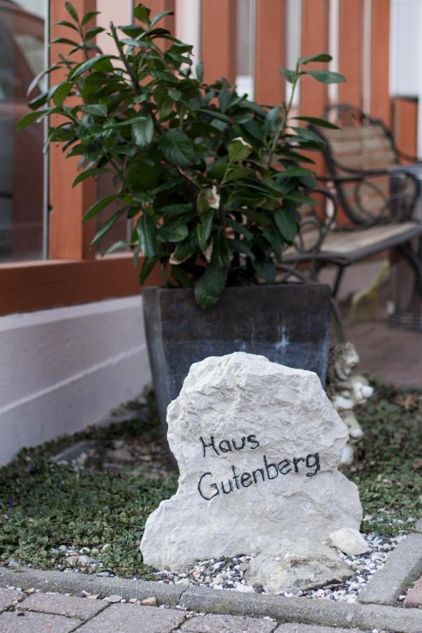 Hotel Garni Haus Zum Gutenberg Hallbergmoos Eksteriør billede